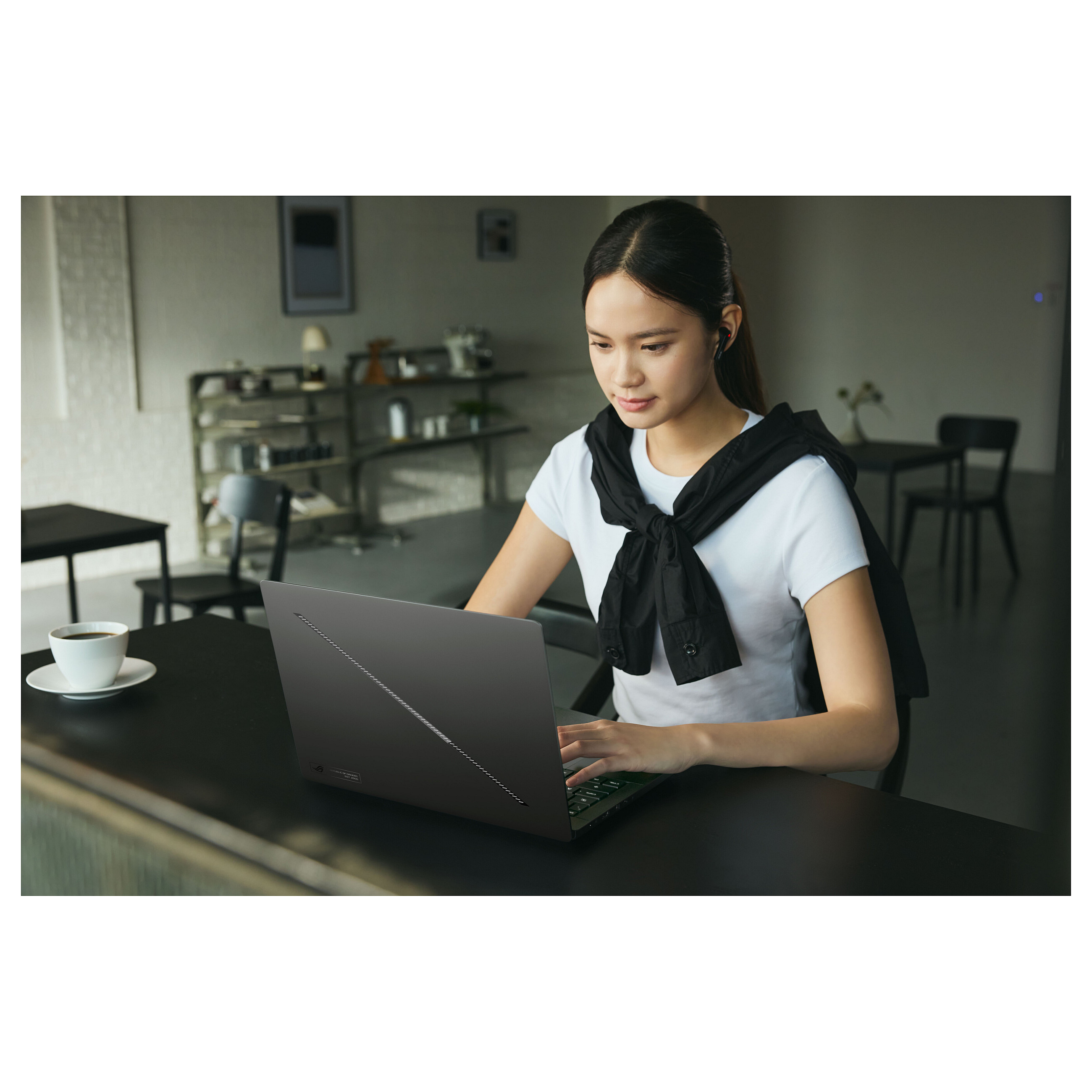 Laptop ASUS ROG Zephyrus G14 GU405AW-SY033W (14", OLED, 3K, Intel Core Ultra 9 386H, 64GB, 2TB SSD, NVIDIA GeForce RTX 5080, Windows 11 Home, Non-HR tipkovnica)-5
