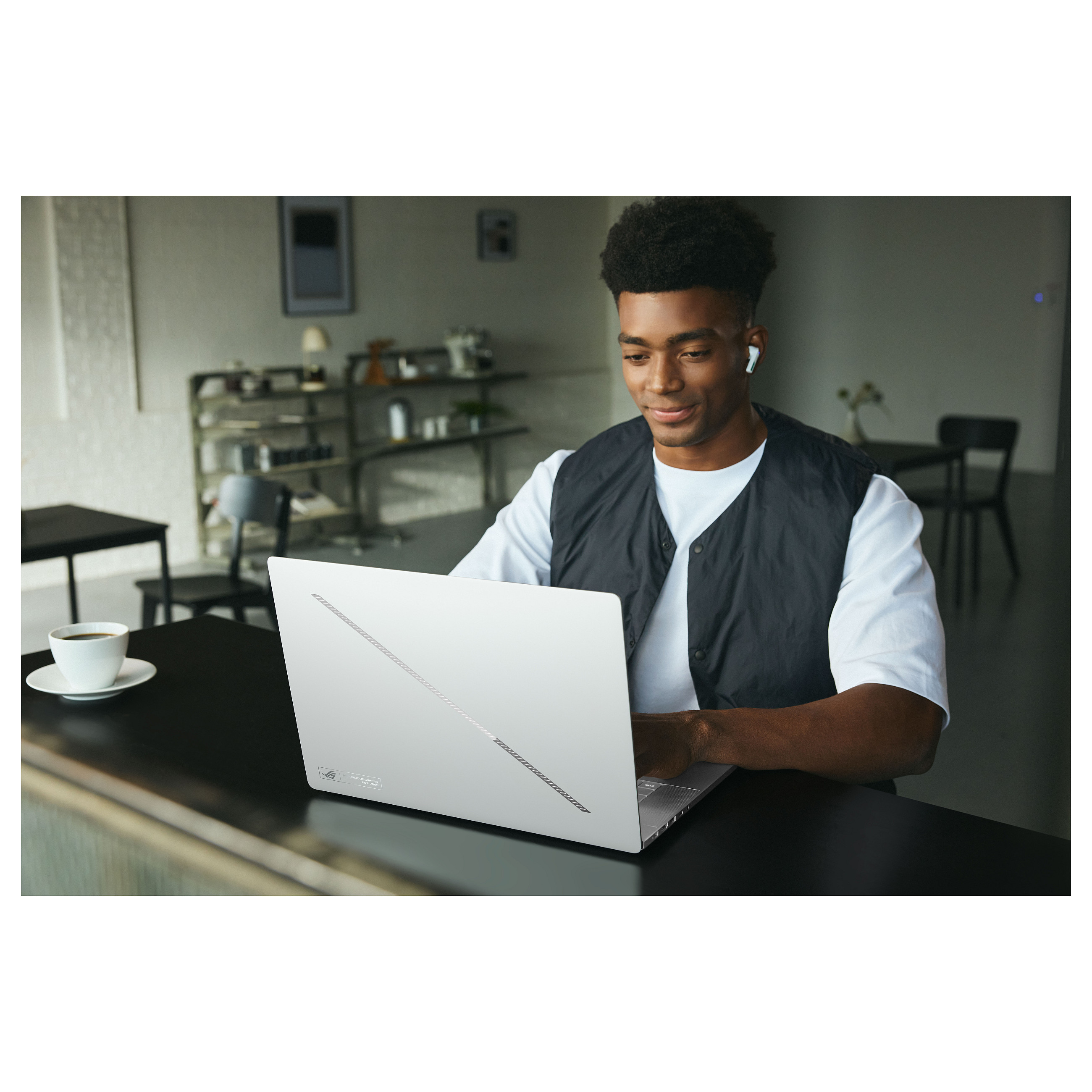Laptop ASUS ROG Zephyrus G16 (16", OLED, 2.5K WQXGA, Intel Core Ultra 9 386H, 32GB, 1TB SSD, NVIDIA GeForce RTX 5070, Windows 11 Home, Non-HR tipkovnica)-5
