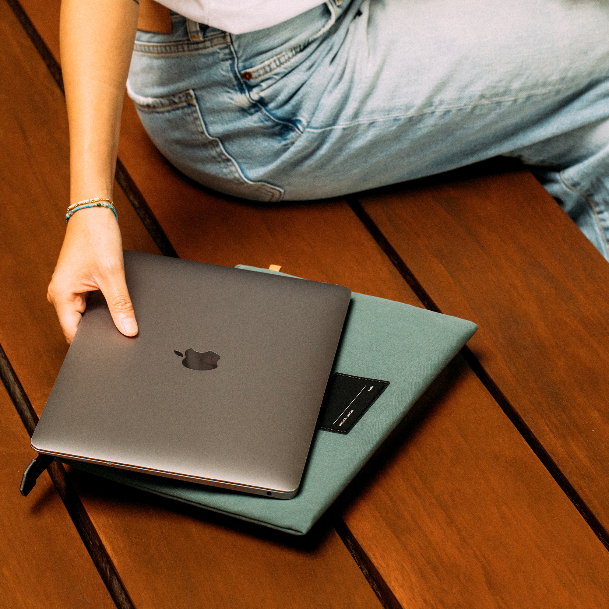 Native Union Stow Lite Sleeve For Macbook 16-inch - Slate Green-1
