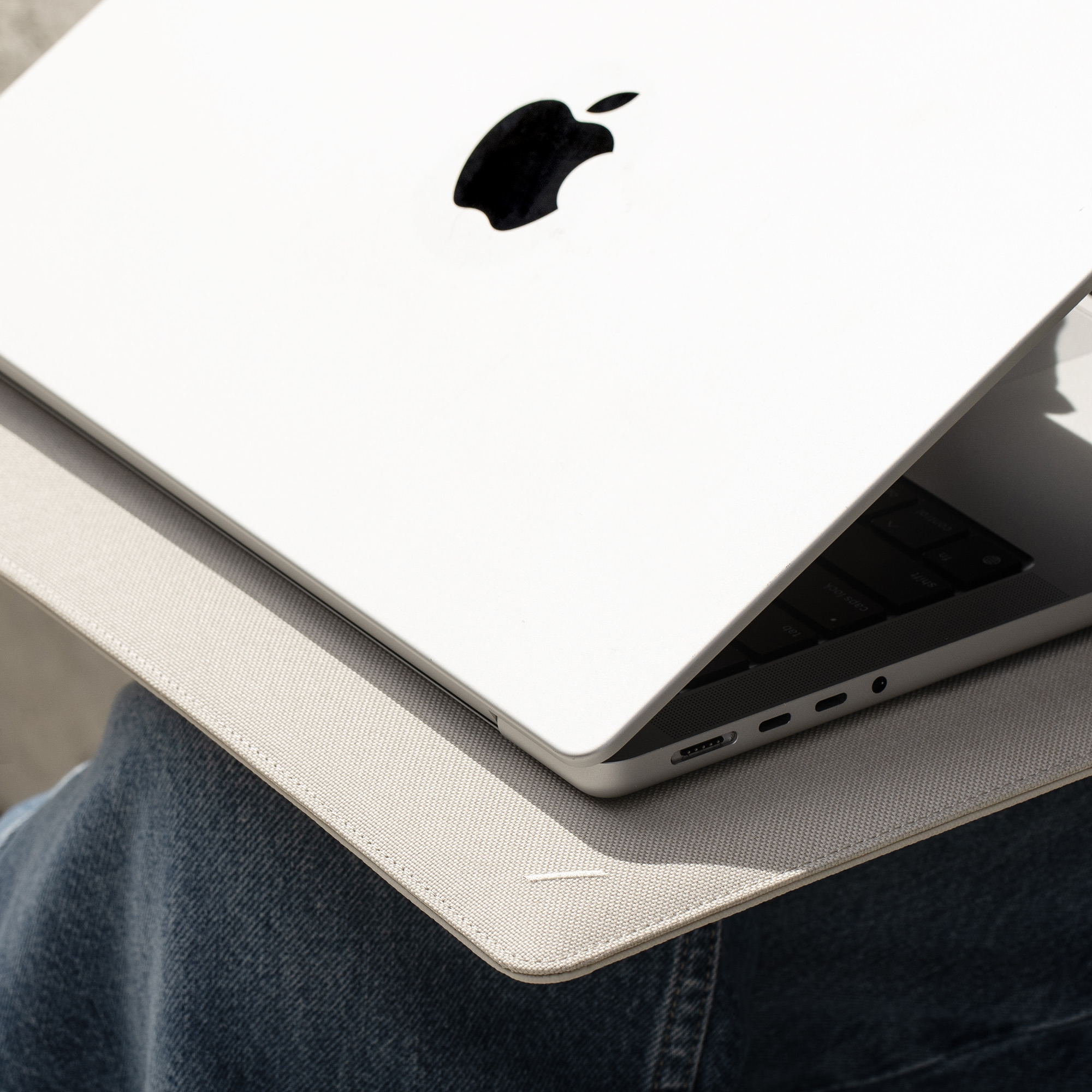 Torbica za laptop NATIVE UNION Stow Slim (MacBook Pro 16 inča, Sandstone, magnetsko zatvaranje)-2