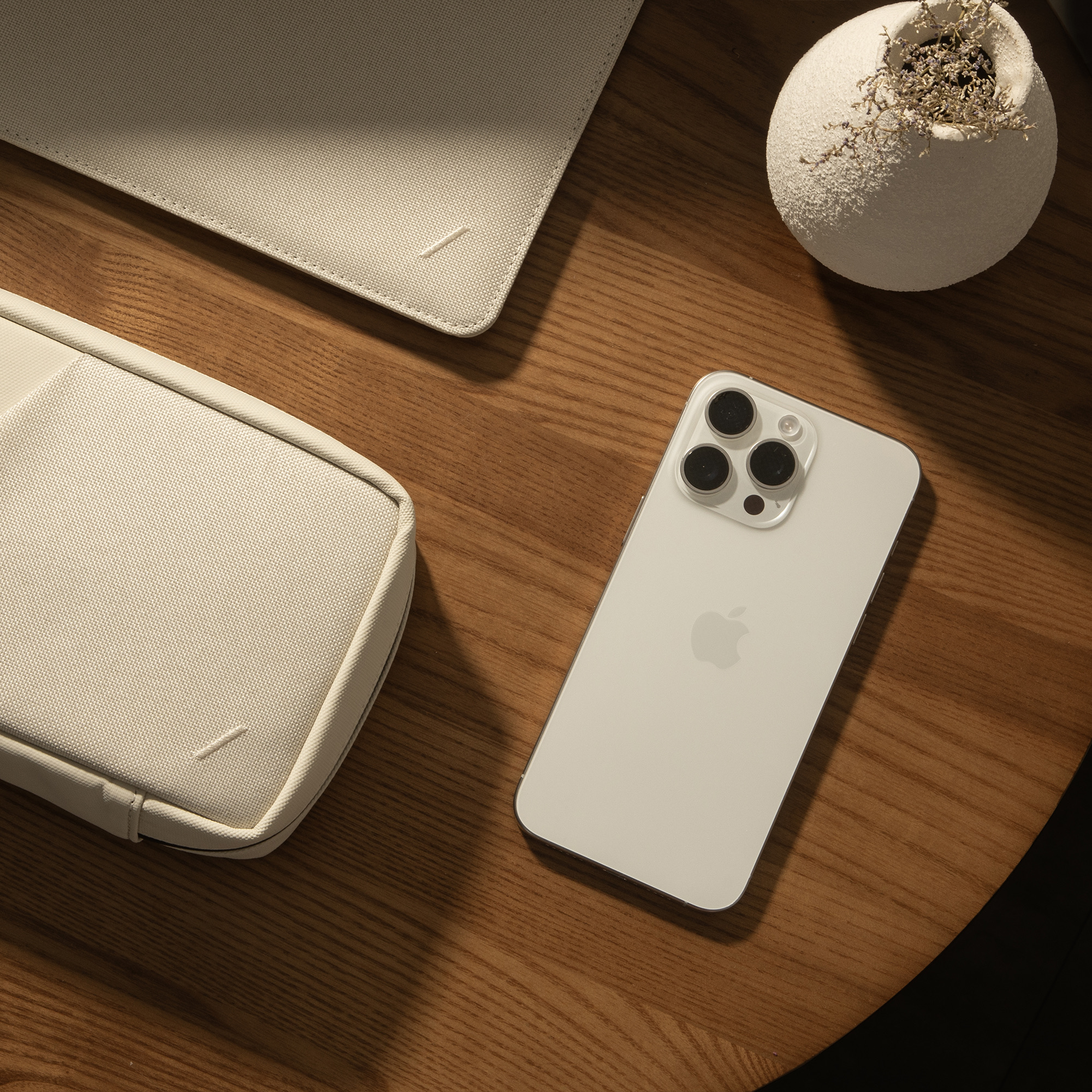 Torbica za laptop NATIVE UNION Stow Slim (MacBook Pro 16 inča, Sandstone, magnetsko zatvaranje)-1