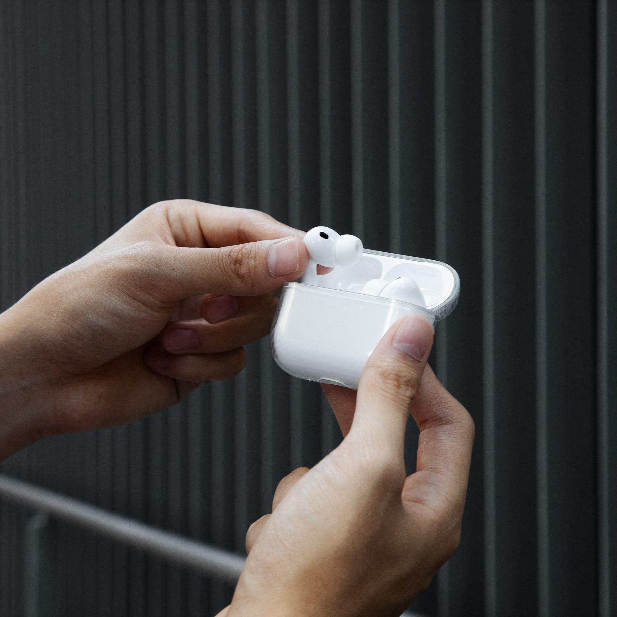 Native Union (Re)Clear Airpods Pro 3 Case - Clear-7